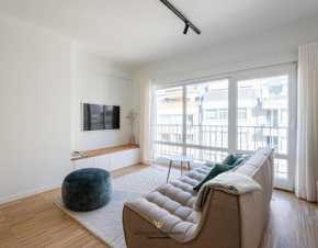 Luxurious apartment next to the sea and city centre with free parking space